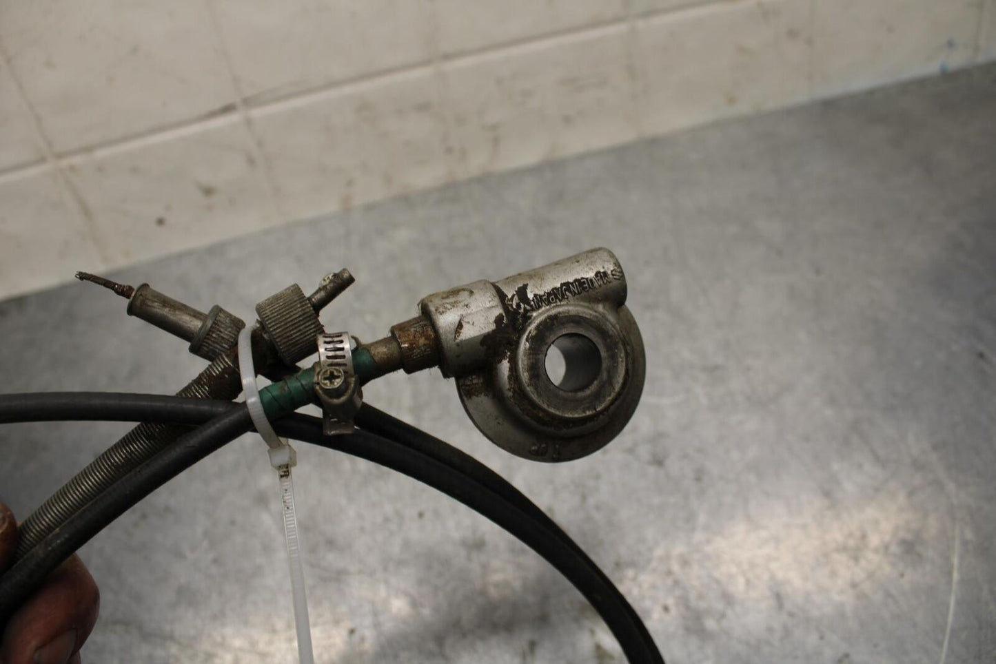 75 SUZUKI GT 550 SPEEDOMETER DRIVE SPEEDO LINE BB72