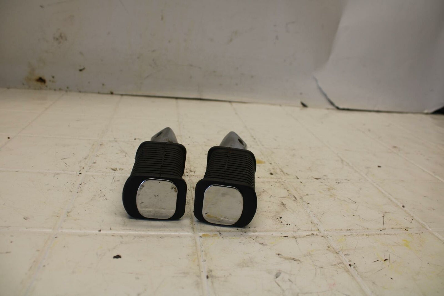 80-83 SUZUKI GS750E REAR BACK PASSENGER PEG SET PAIR BB19