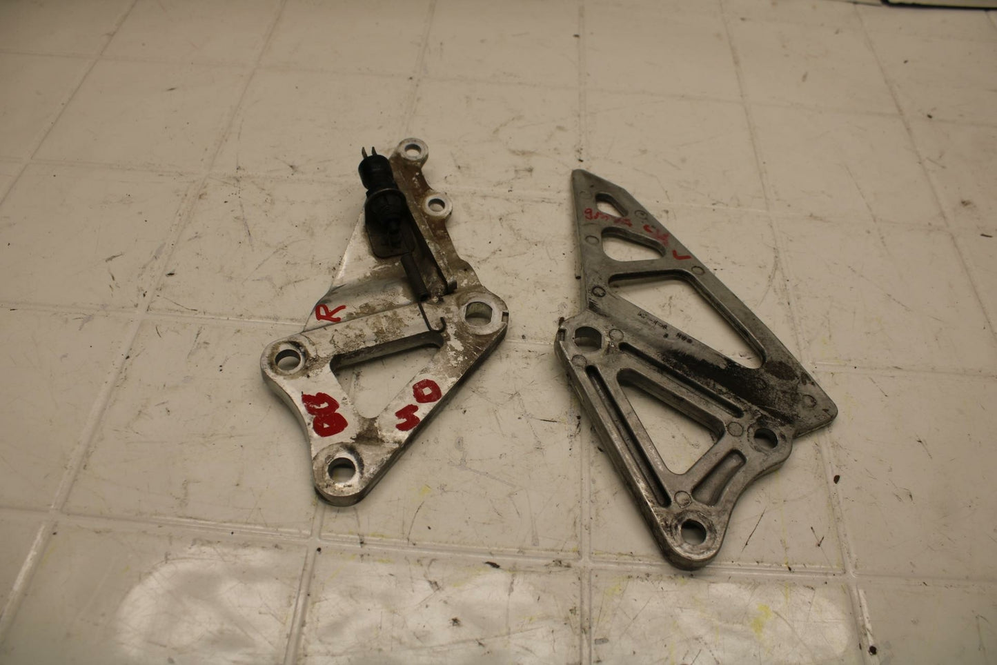 88 SUZUKI GSXR750 LEFT RIGHT REARSET REAR SET DRIVER PEG BRACKETS MOUNTS BB18