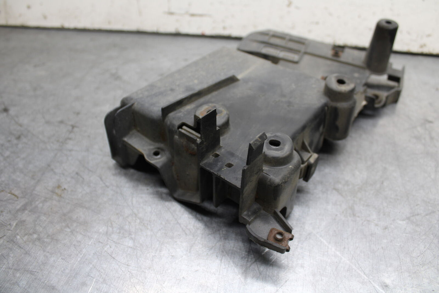 99-00 YAMAHA V STAR 1100 BATTERY TRAY BOX HOLDER BB711