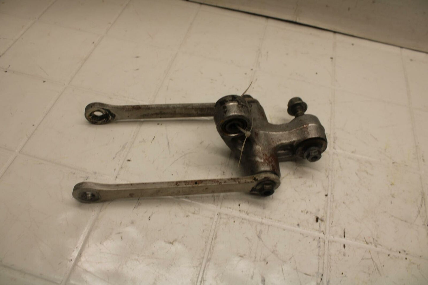 01 SUZUKI GSXR1000 REAR DOGBONE SHOCK LINKAGE LINK 62600-35870 BB10