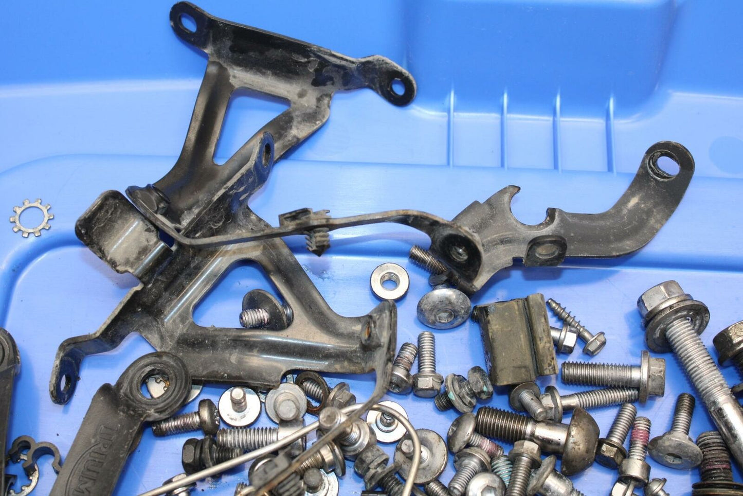 07-16 TRIUMPH STREET TRIPLE ENGINE MOUNTING BOLTS MIXED HARDWARE SCREWS BB356