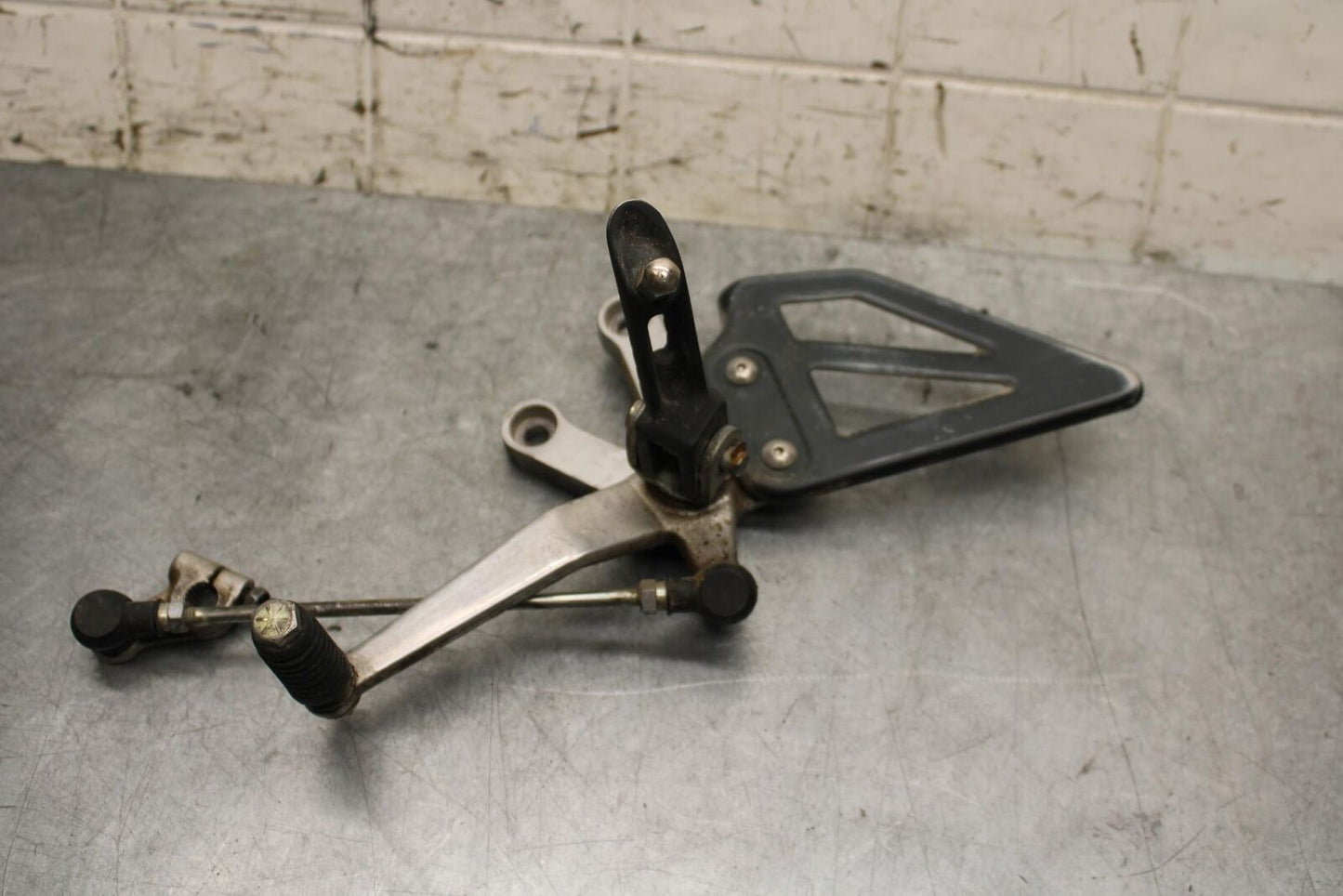 2001 Suzuki GSXR600 LEFT REARSET REAR SET DRIVER FOOT PEG REST STOP BB59