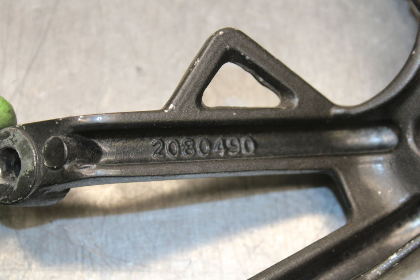 03-04 TRIUMPH DAYTONA 600 RIGHT REAR BACK PASSENGER PEG BB745