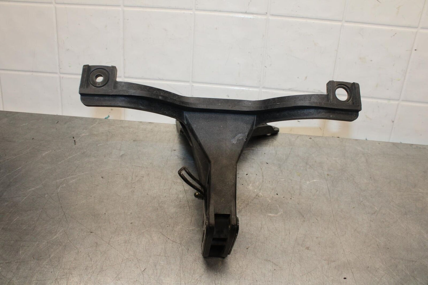 1999 Suzuki GSXR600 UPPER FAIRING MIRROR GAUGES STAY BRACKET BB580