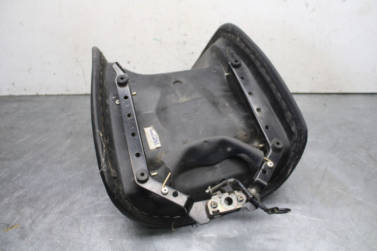 01-06 TRIUMPH TIGER 955I FRONT DRIVERS SEAT PAD SADDLE PILLION BB693
