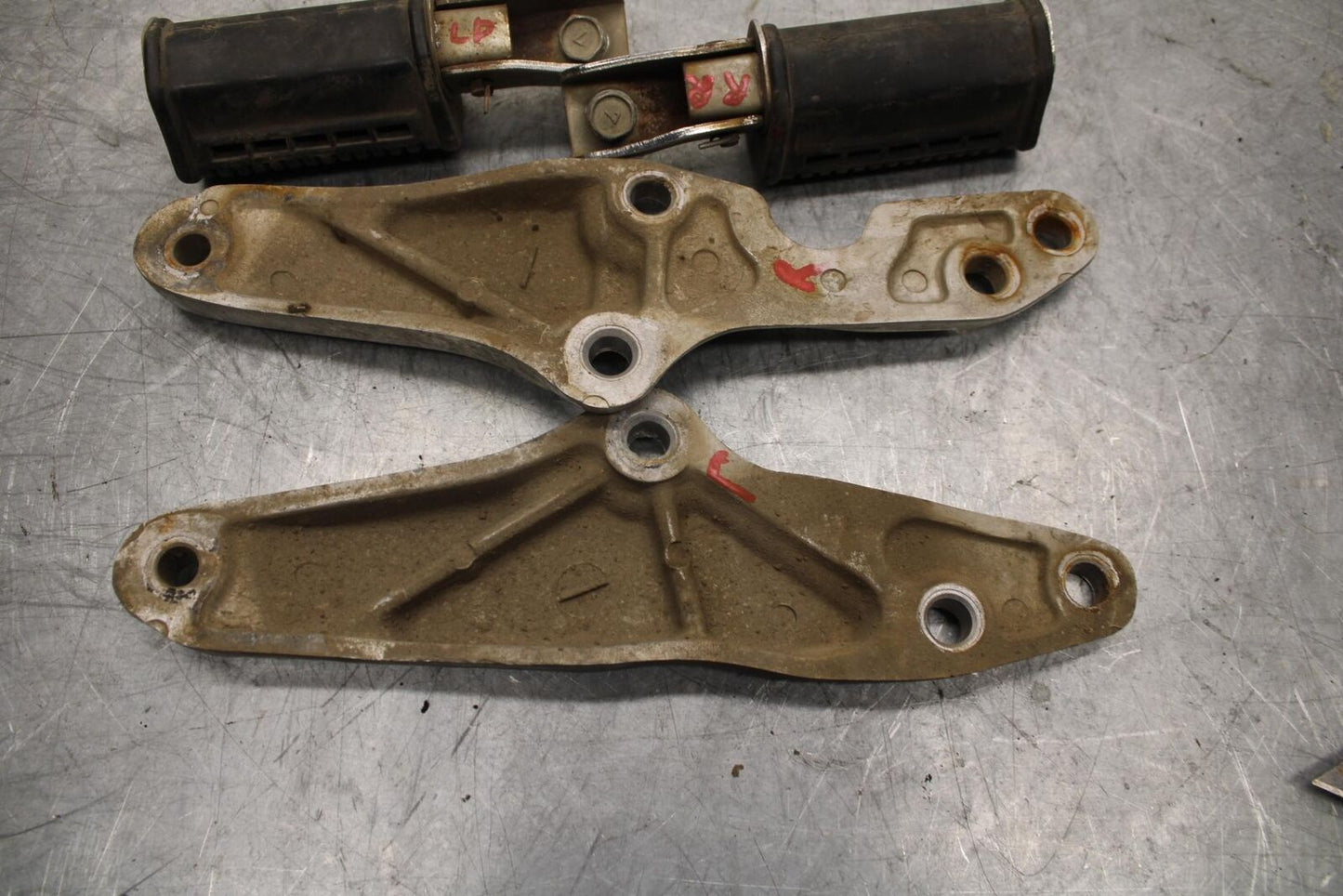 82-83 SUZUKI GS1100GL FRONT FOOT RESTS PEGS STEPS SET PAIR BB30