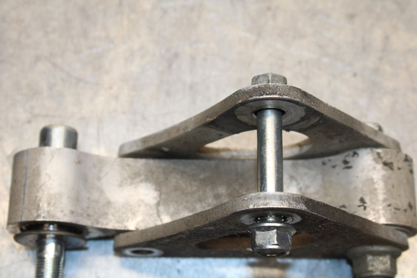 20 SUZUKI GSXR 1000 REAR DOGBONE SHOCK LINKAGE LINK BB597