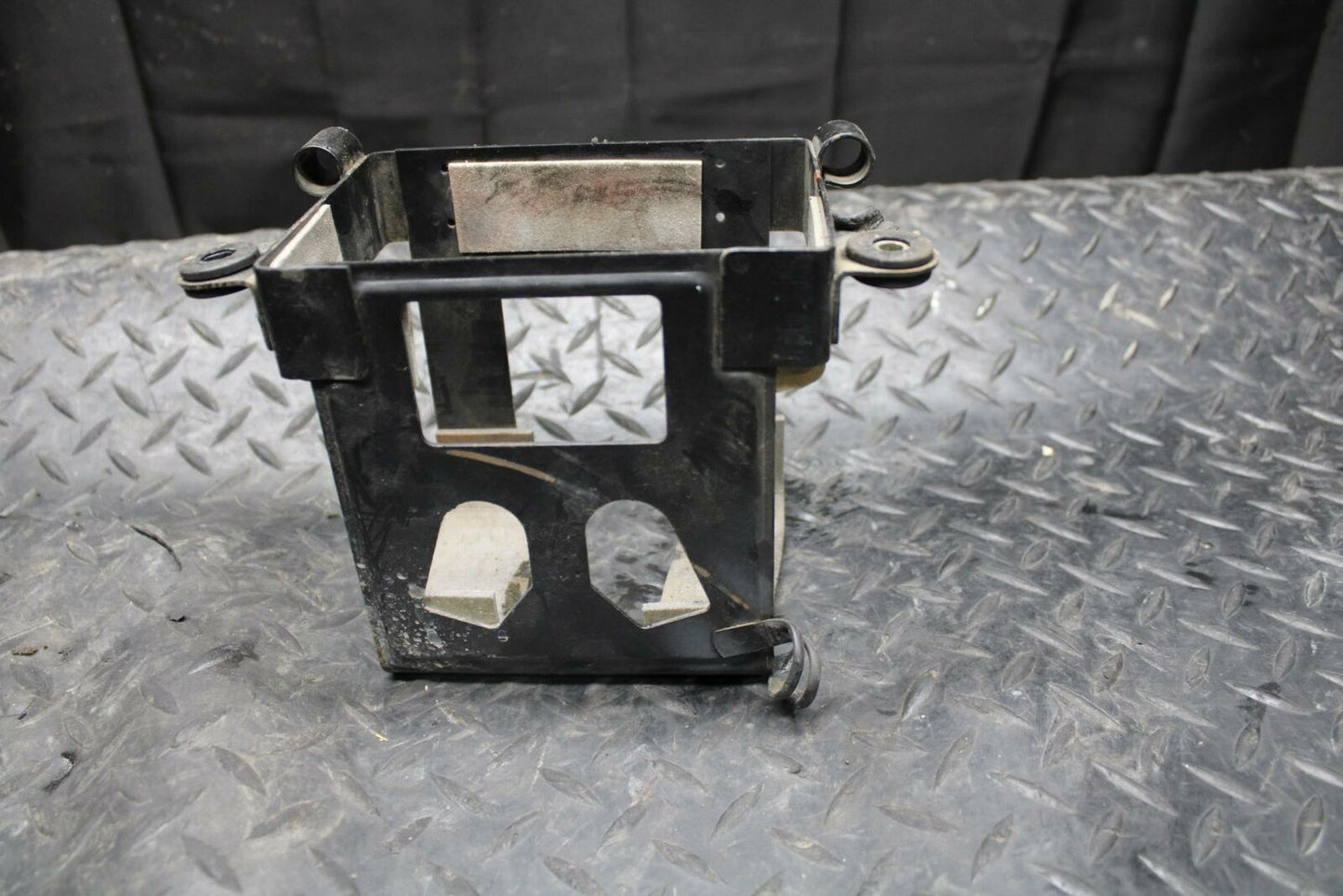 86 SUZUKI GS750ES BATTER TRAY BOX HOLDER BB233