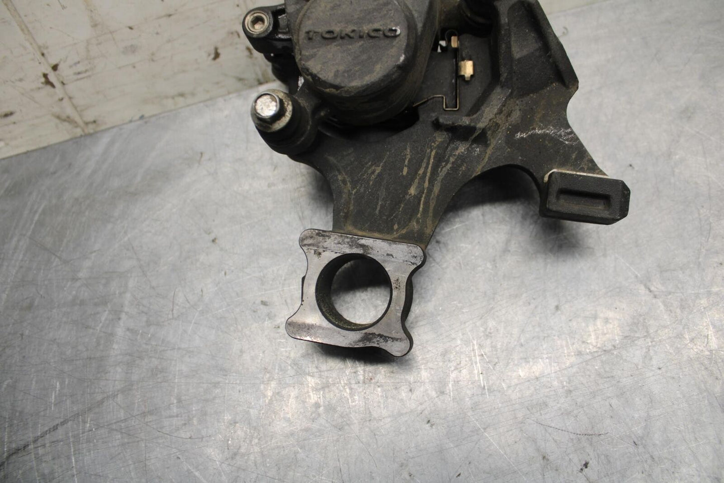 08-09 SUZUKI GSXR600 REAR BRAKE CALIPER W MOUNT BRACKET 69100-21H00-999 BB34