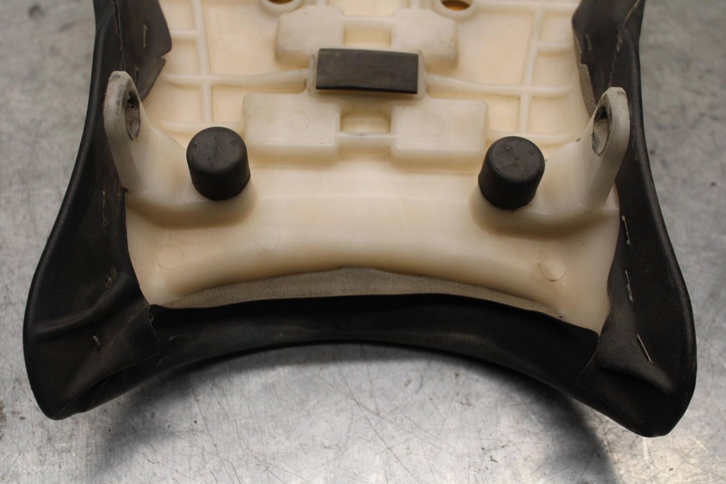 1995 Suzuki RF600R FRONT DRIVERS SEAT PAD SADDLE PILLION BB104