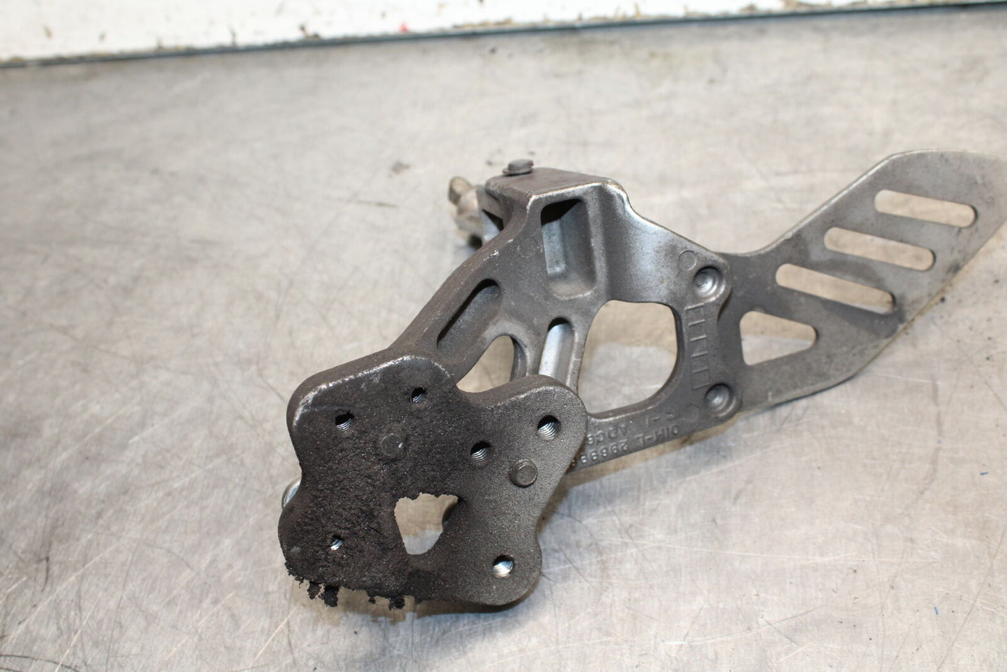 06-07 SUZUKI GSXR 600 LEFT REARSET REAR SET DRIVER FOOT PEG REST STOP BB737