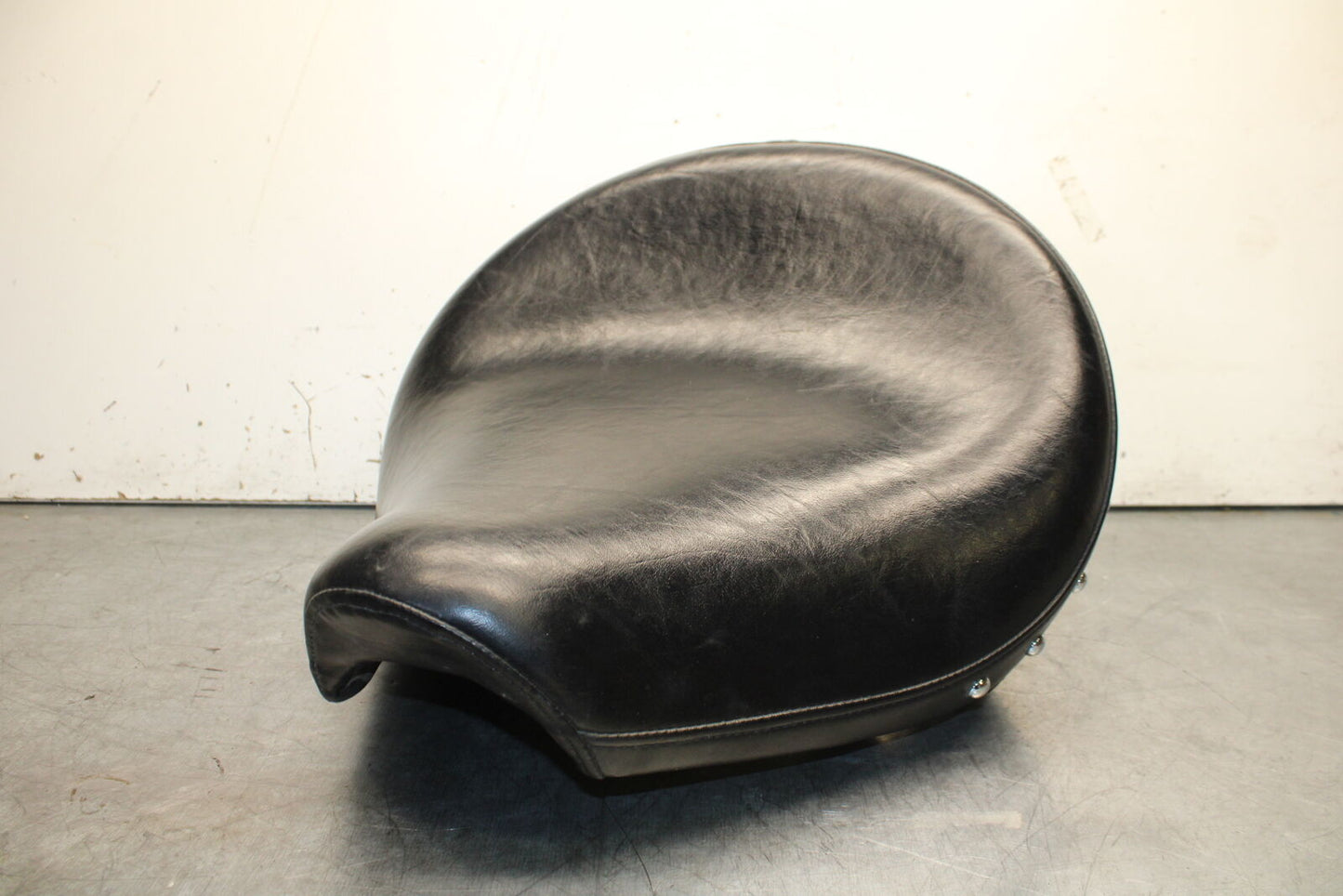 99-00 YAMAHA V STAR 1100 FRONT DRIVERS SEAT BB711