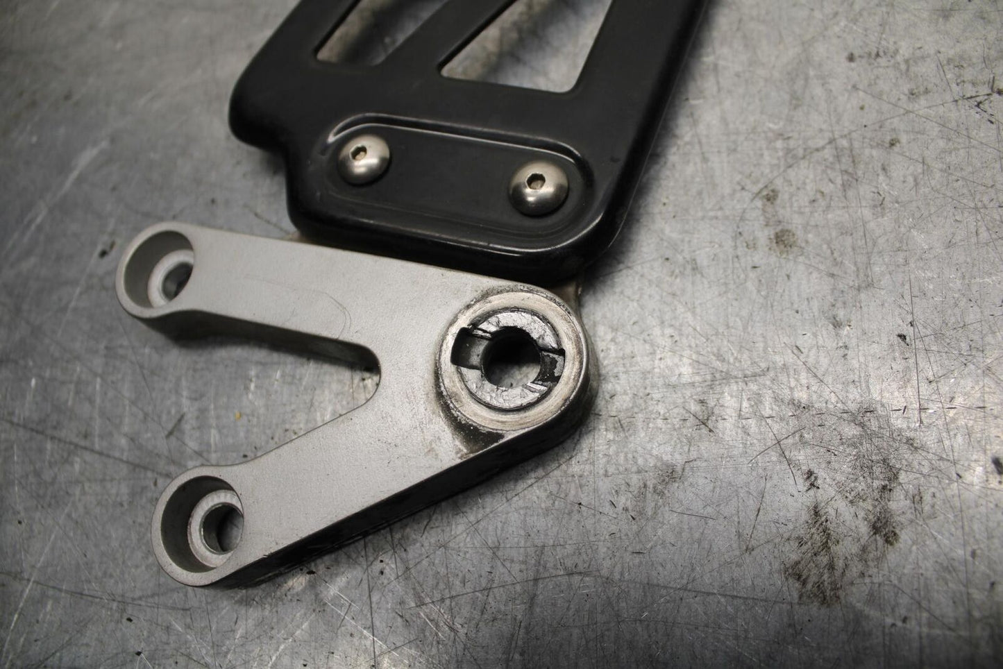 2002 Suzuki GSXR1000 LEFT REARSET REAR SET DRIVER FOOT PEG BRACKET MOUNT BB73