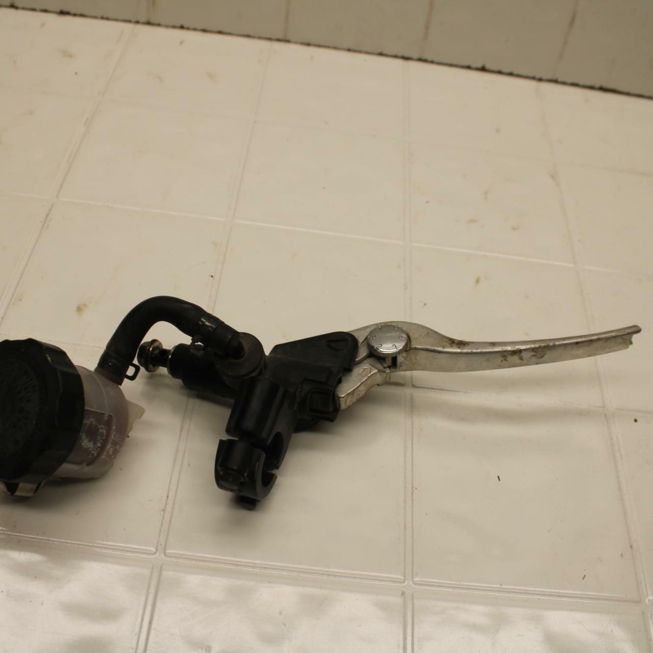 01-02 SUZUKI GSXR750 FRONT BRAKE MASTER CYLINDER w/ LEVER BB402