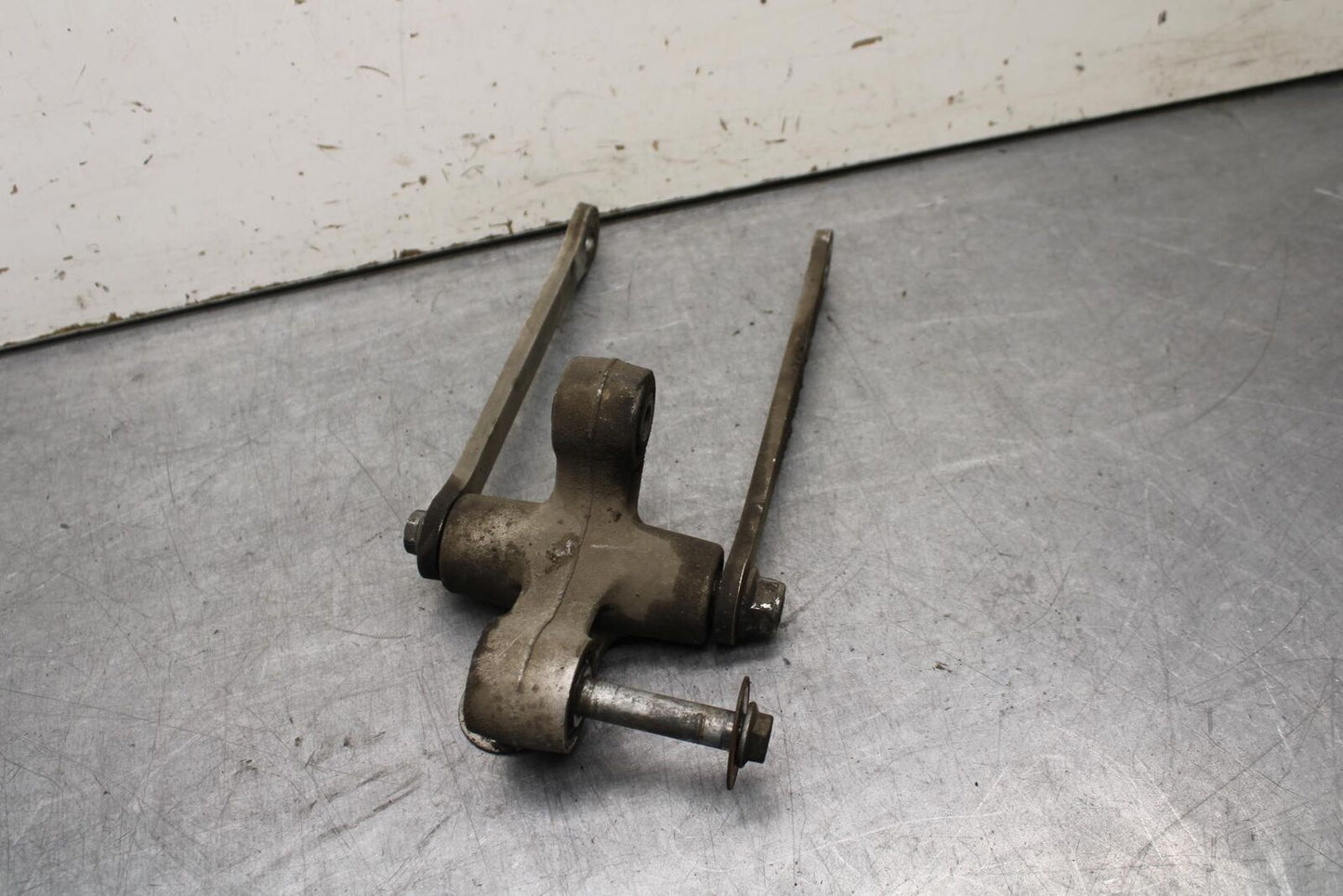 01-03 SUZUKI GSXR600 REAR DOGBONE SHOCK LINKAGE LINK 62600-35870 BB633