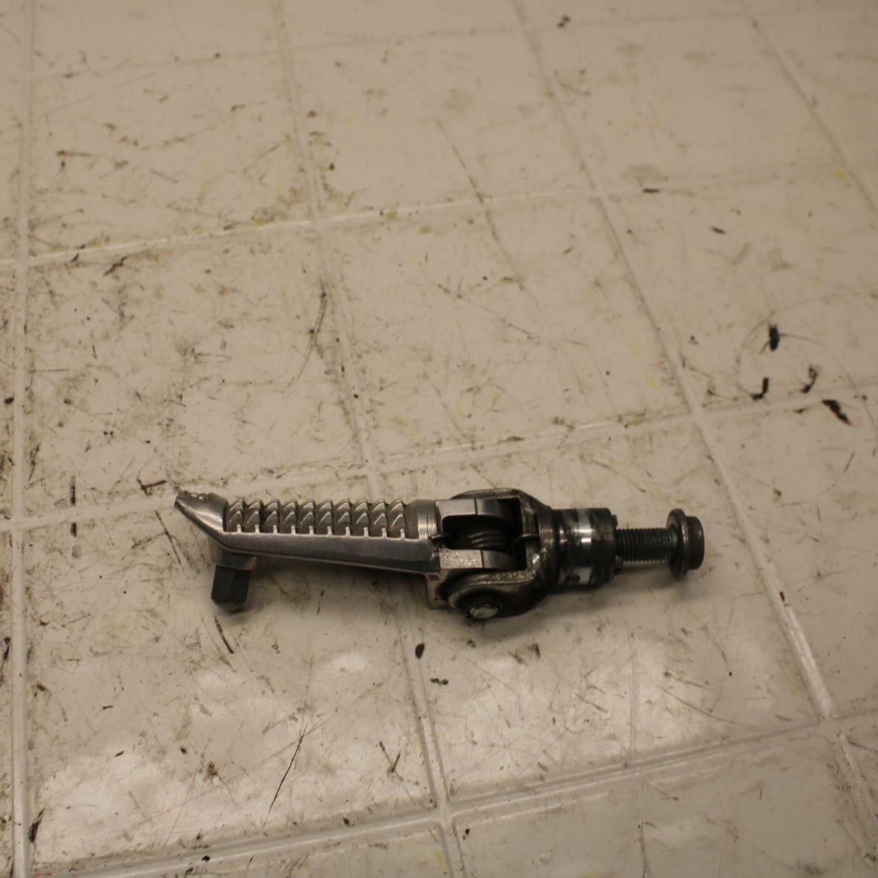 01-02 SUZUKI GSXR750 LEFT REAR BACK PASSENGER PEG BB15