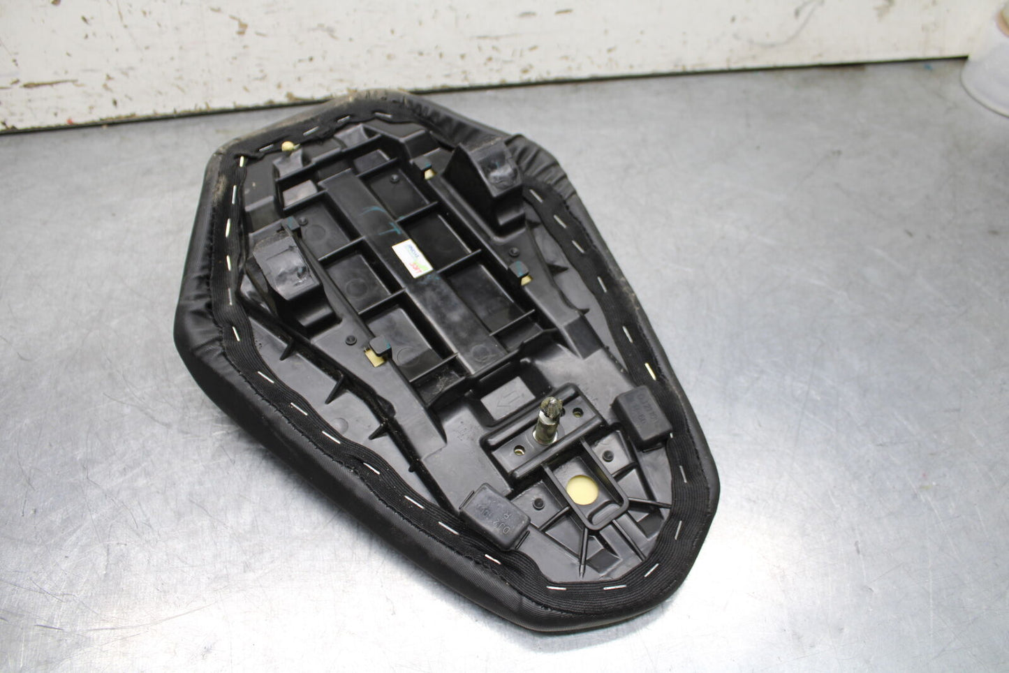 17-24 KTM 390 DUKE REAR BACK PASSENGER TANDEM SEAT PAD SADDLE PILLION BB734