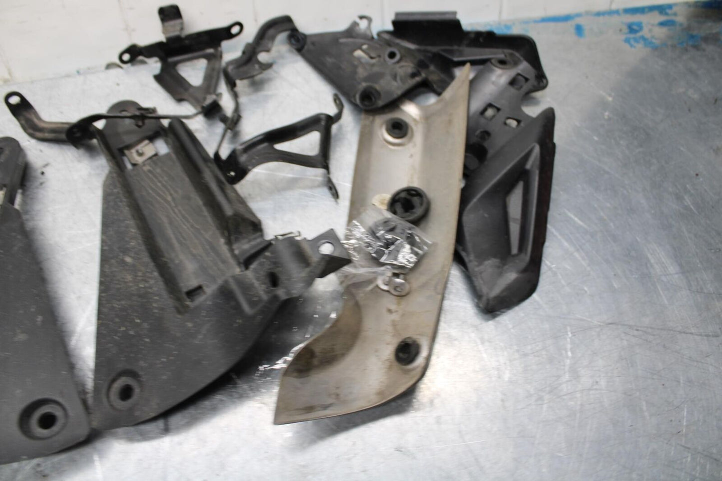 14-15 TRIUMPH STREET TRIPLE R LEFT OVER BRACKET MOUNT BB441