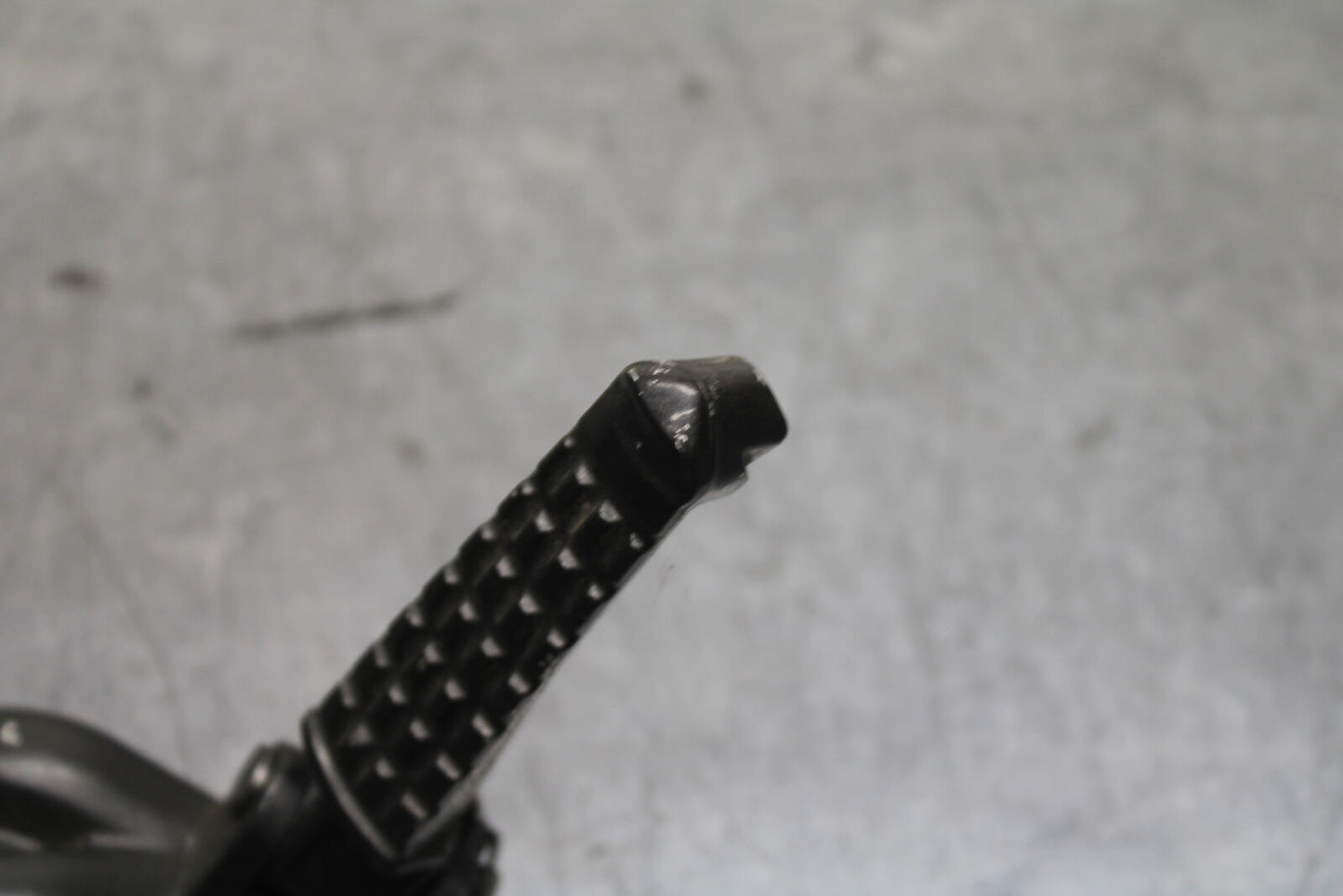 03-04 TRIUMPH DAYTONA 600 RIGHT REAR BACK PASSENGER PEG BB745