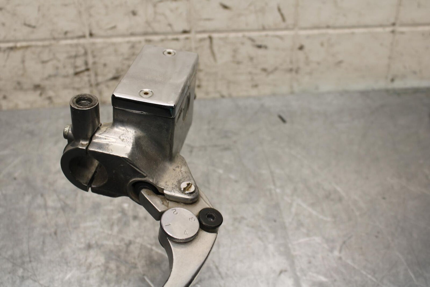 2004 Suzuki Intruder 1500 VL1500 FRONT BRAKE MASTER CYLINDER 59600-10F20 BB573
