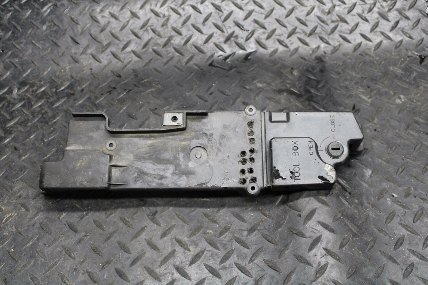 01-02 HONDA SHADOW SPIRIT 750 TOOLS OEM TOOL BAG COVER LID BB198