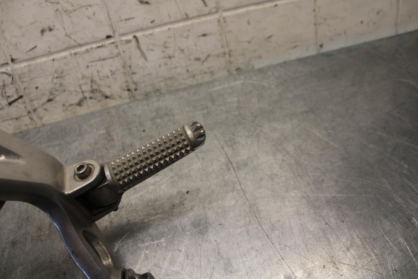 2001 Yamaha YZF R6 RIGHT REAR BACK PASSENGER PEG 5EB-27440-00-00 BB68