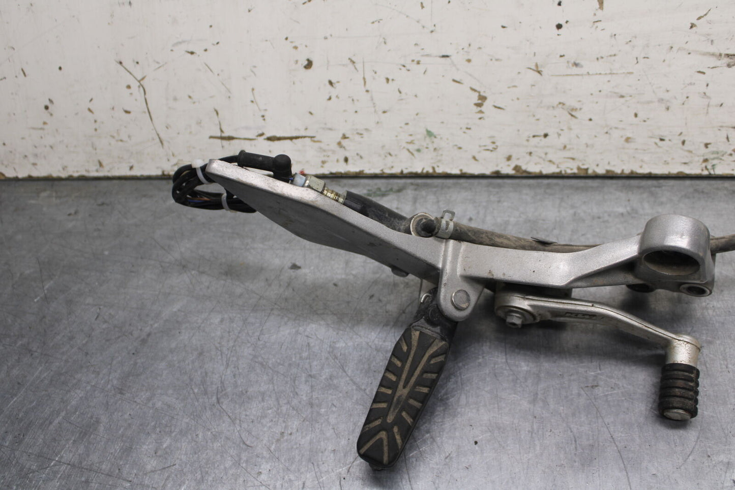 13-16 KTM 390 DUKE RIGHT REARSET REAR SET DRIVER FOOT PEG REST STOP BB748