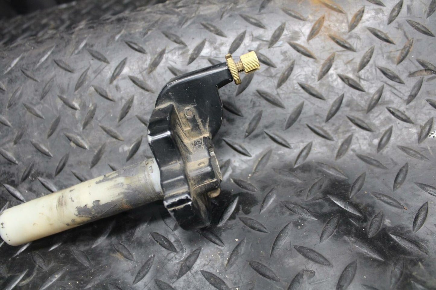 85-86 SUZUKI QUADRACER 250 RIGHT THROTTLE GRIP BB210