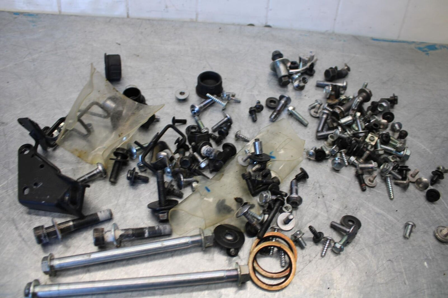 17-18 YAMAHA YZF R3 ENGINE MOUNTING BOLTS HARDWARE MOTOR random SCREWS BB438