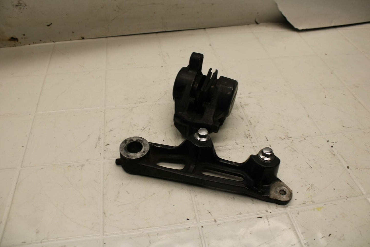 92-93 YAMAHA FJ1200A ABS REAR BACK BRAKE CALIPER W MOUNT BRACKET BB07