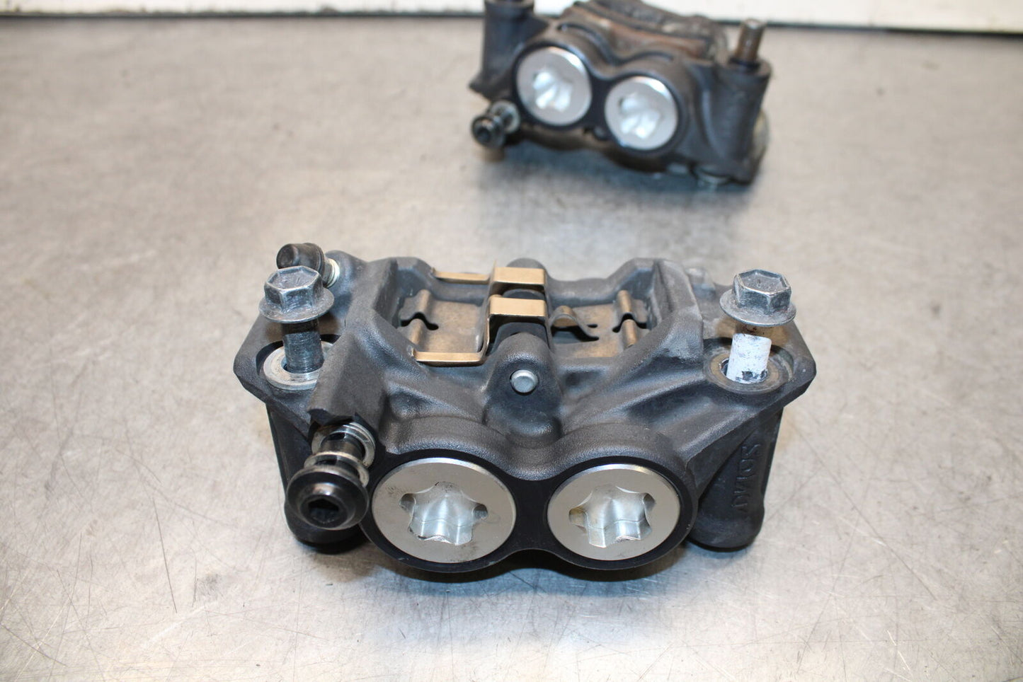 16-21 YAMAHA XSR900 RIGHT LEFT FRONT BRAKE CALIPER SET PAIR CALIPERS BB664
