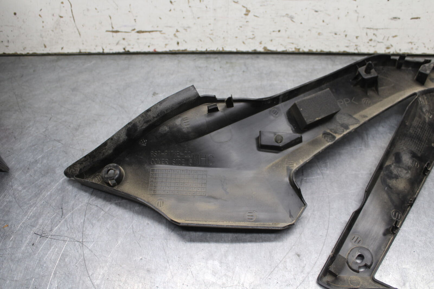 19-24 YAMAHA R3 LEFT FRONT SIDE SEAT SADDLE PANEL TRIM COWL FAIRING BB736