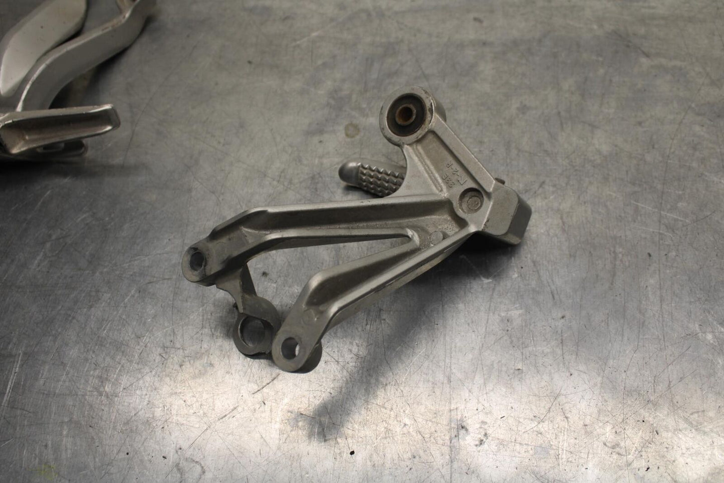 1999 Suzuki GSXR600 REAR BACK PASSENGER PEG SET PAIR BB608
