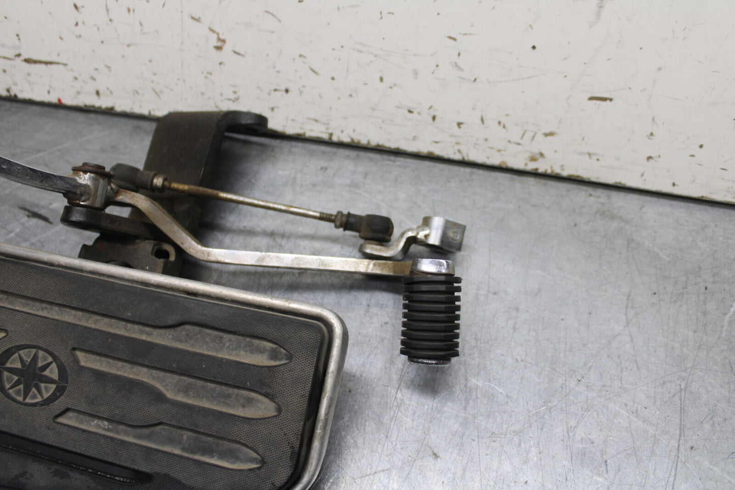 99-00 YAMAHA V STAR 1100 LEFT FRONT FOOT REST PEG STEP BB711