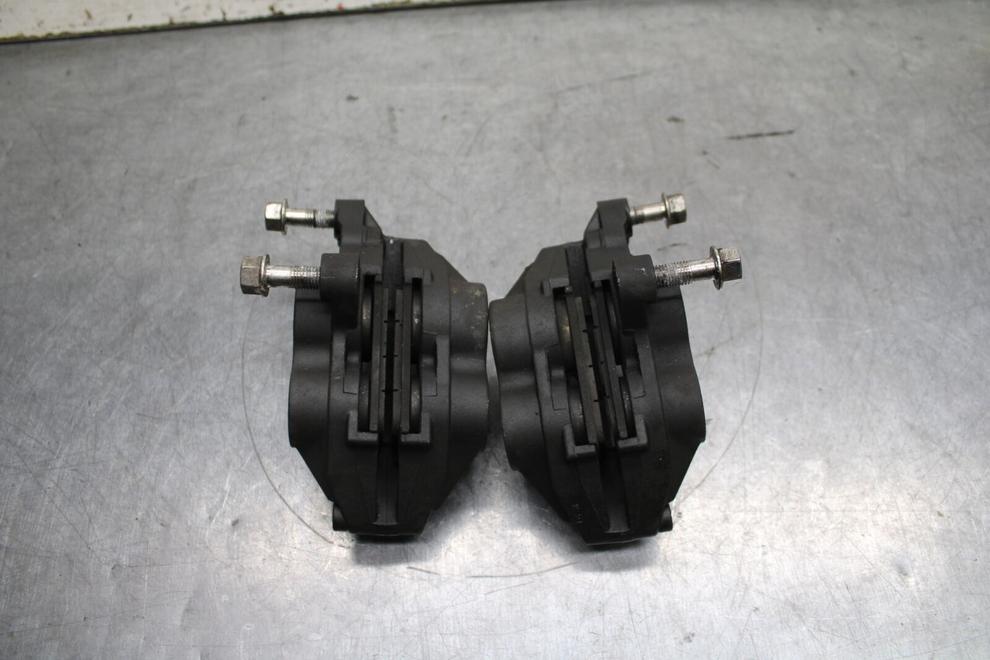 03-04 TRIUMPH DAYTONA 600 RIGHT LEFT FRONT BRAKE CALIPER SET PAIR CALIPERS BB745