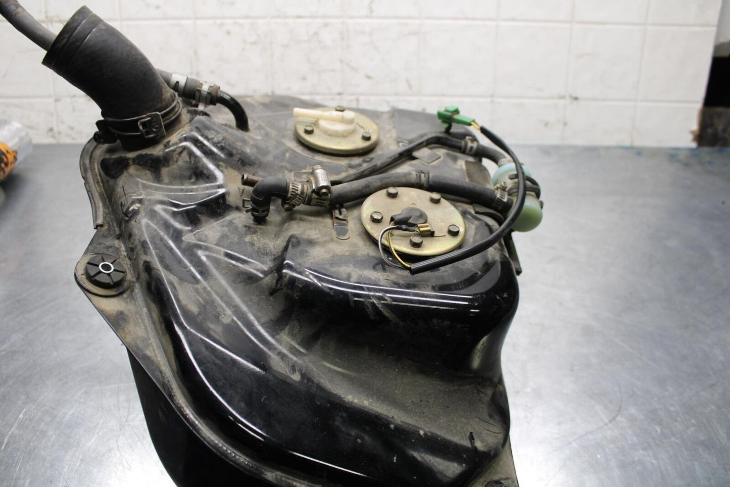 2004 Suzuki Intruder 1500 VL1500 GAS TANK FUEL PETROL RESERVOIR BB573