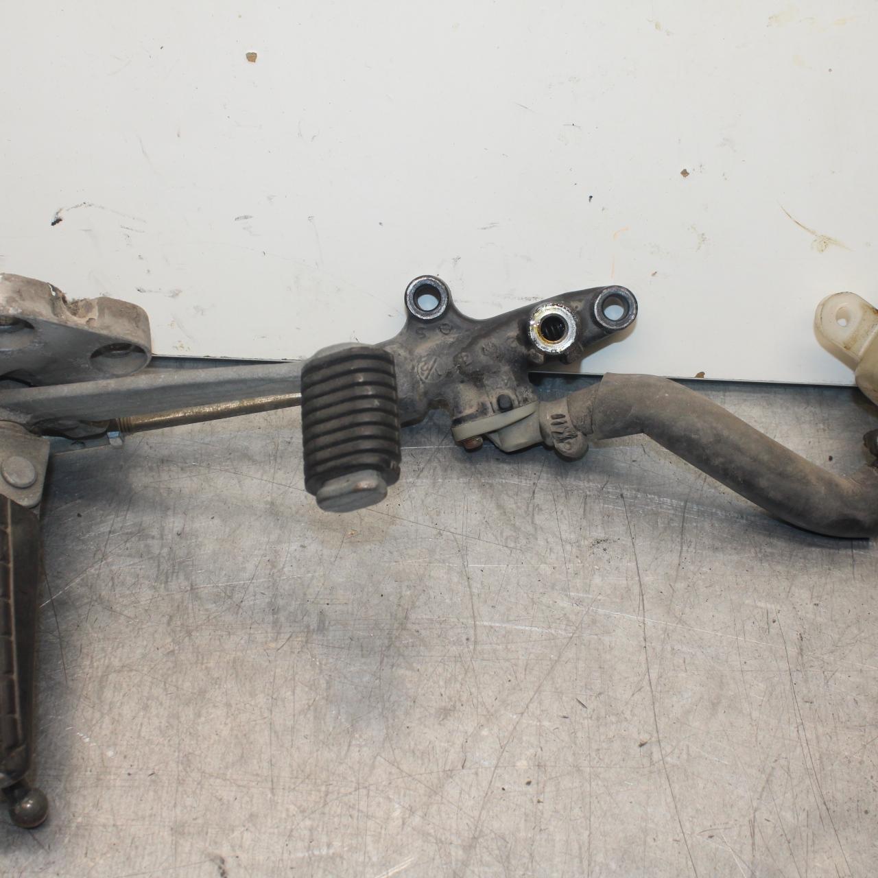 1988 Yamaha FZ600 RIGHT REARSET REAR SET DRIVER FOOT PEG REST STOP BB601