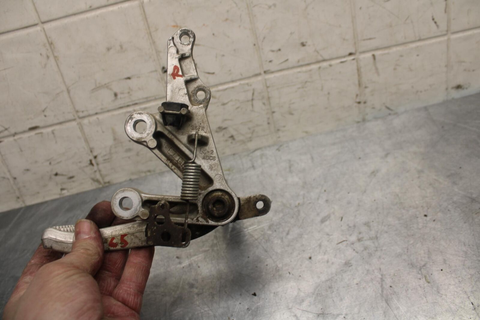 02-03 SUZUKI GSXR750 RIGHT REARSET REAR SET DRIVER FOOT PEG PEDAL BB14