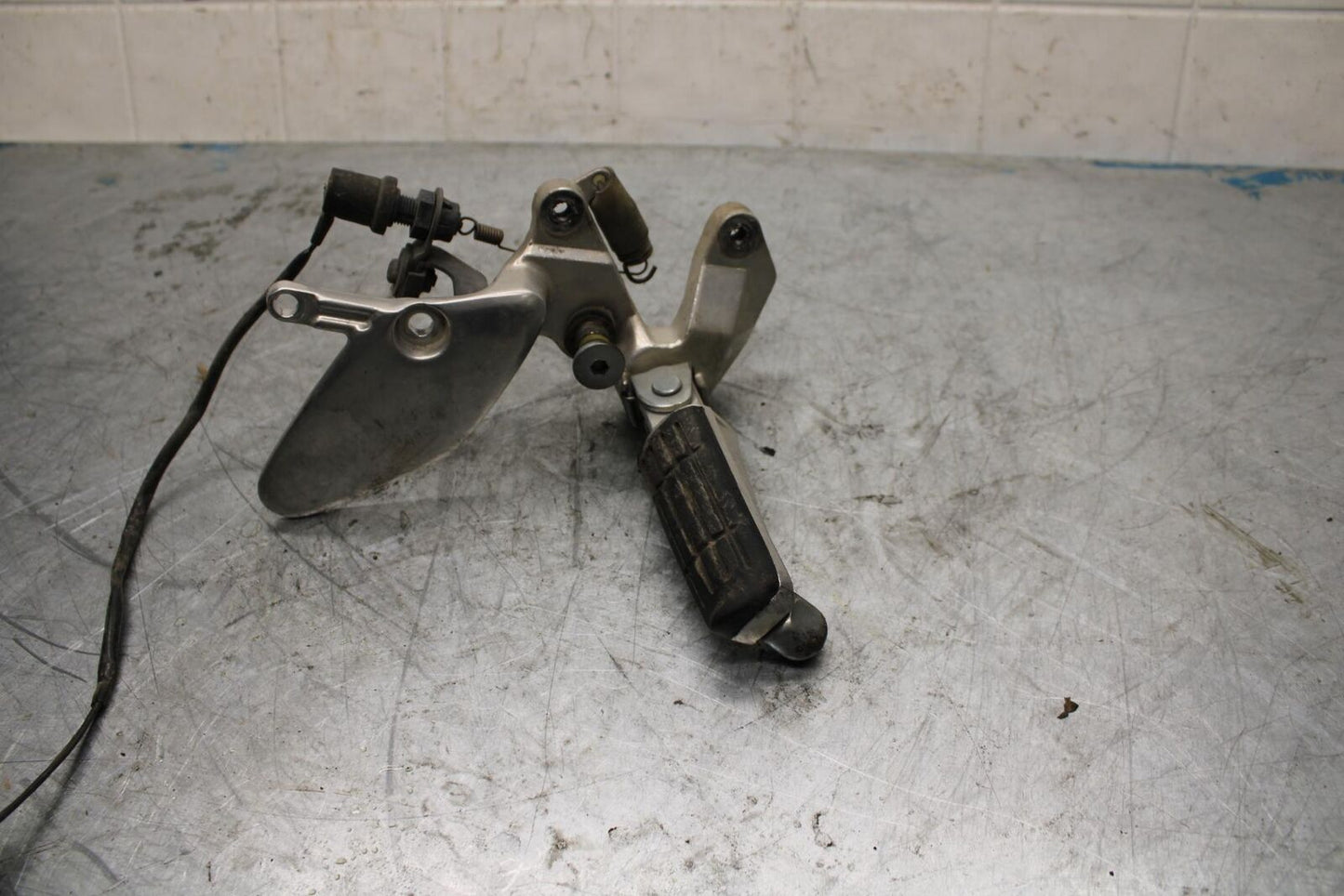 96-07 YAMAHA YZF600R RIGHT REARSET REAR SET DRIVER FOOT PEG REST BB427 THUNDERC