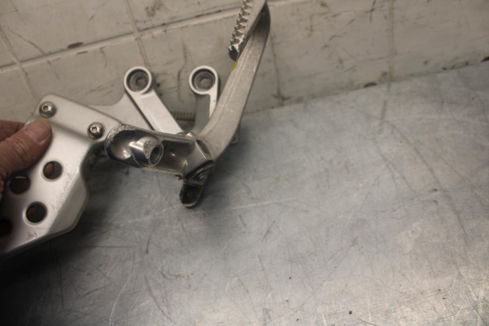 03-04 SUZUKI GSXR1000 RIGHT REARSET REAR SET DRIVER FOOT PEG REST STOP BB459