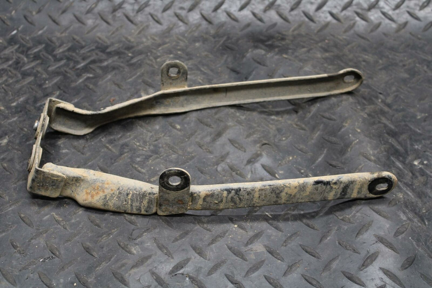 78 SUZUKI GS550E REAR BACK FENDER MUD GUARD SUPPORT BB212