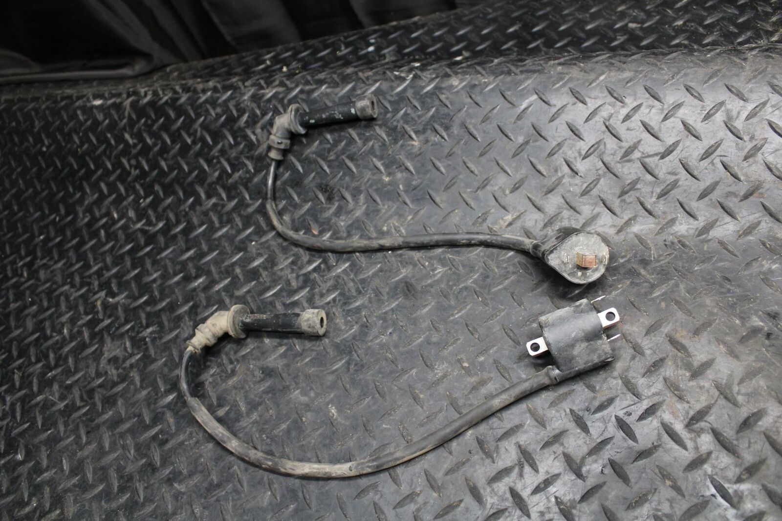 03 SUZUKI SV650S IGNITION  COIL SPARK PLUG CAPS 33410-17G00 33420-17G00  BB219