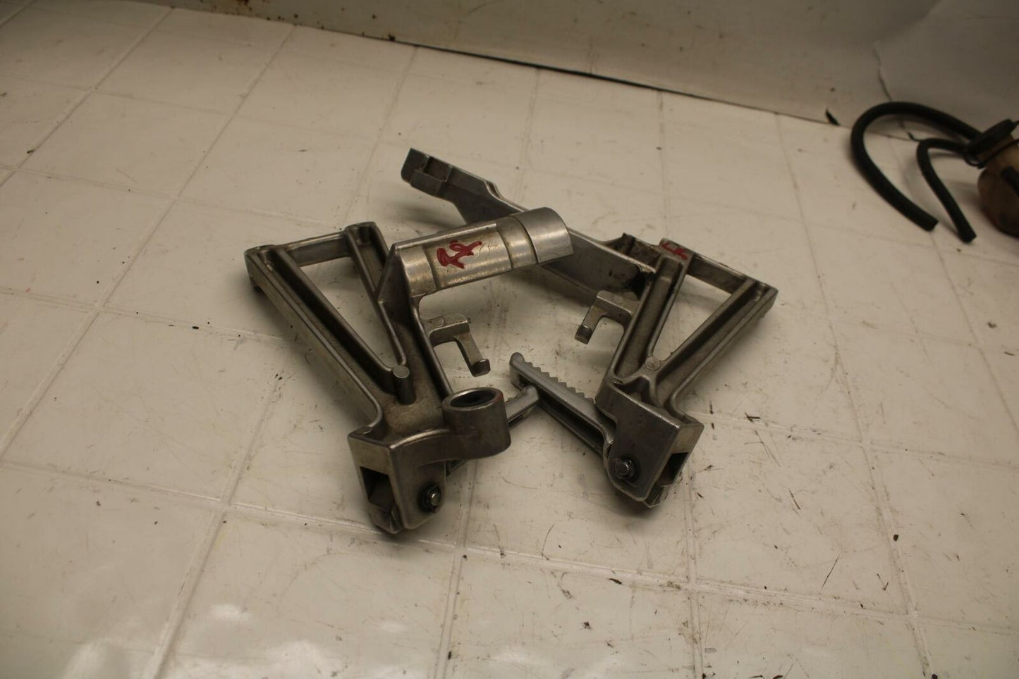 95-98 HONDA CBR600F3 REAR BACK PASSENGER PEG SET PAIR BB18