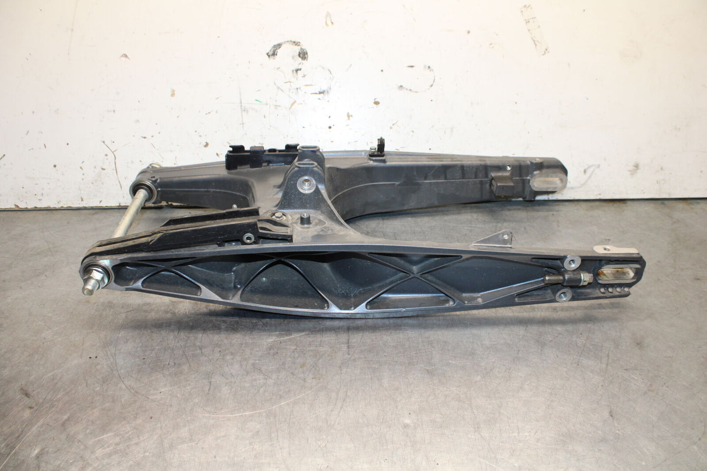 17-24 KTM 390 DUKE REAR SWINGARM BACK SUSPENSION SWING ARM BB734
