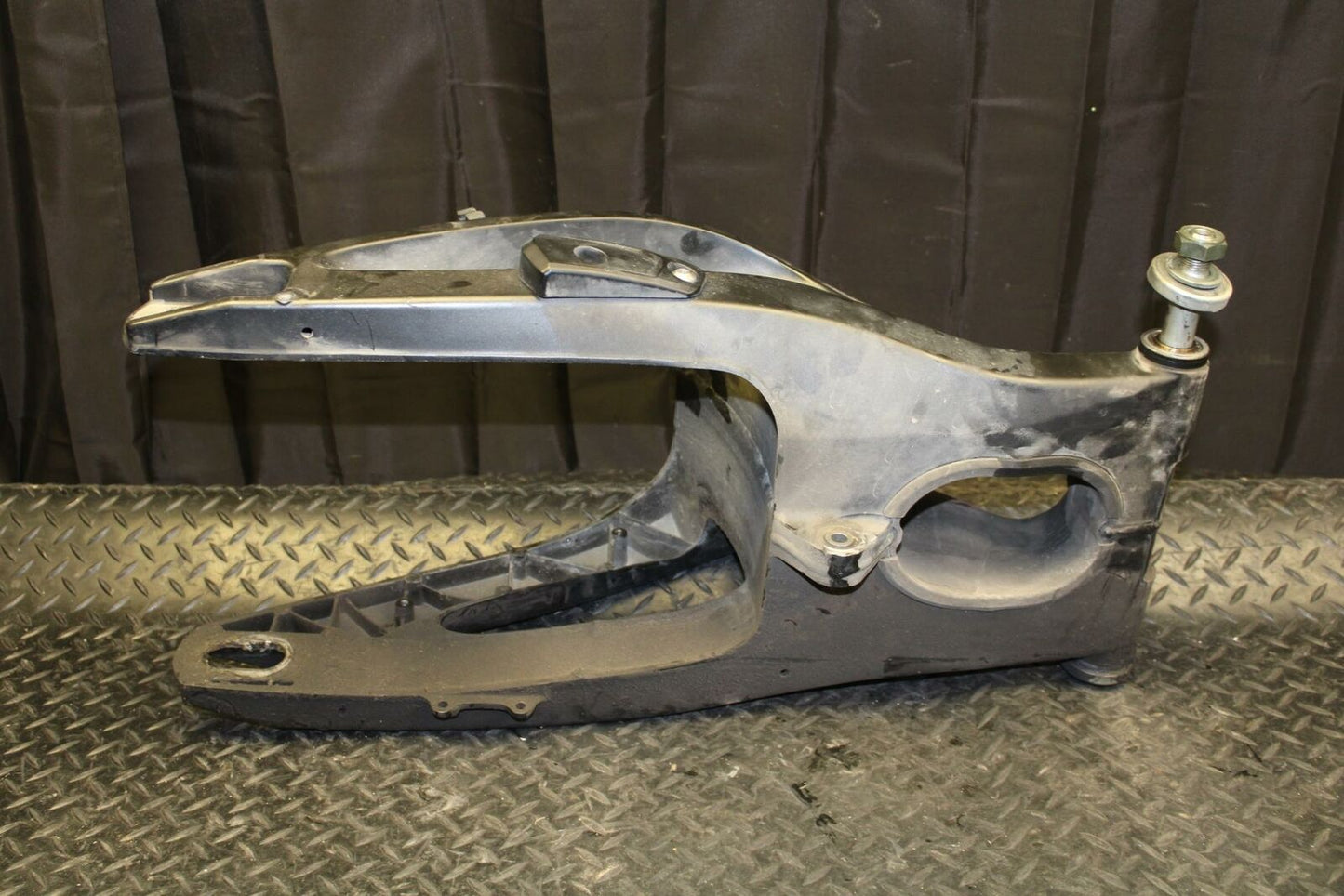 01-06 YAMAHA YZF R6S REAR SWINGARM BACK SUSPENSION SWING ARM BB169