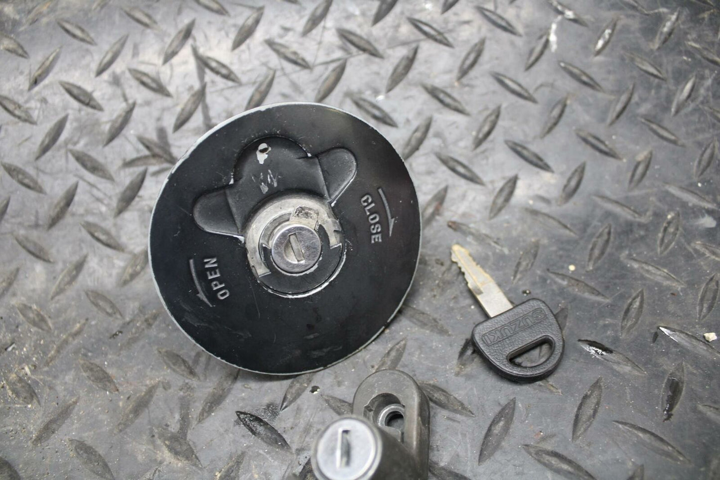 86 SUZUKI GS750ES IGNITION LOCK KEY SET W/ GAS CAP AND SEAT LOCK BB233