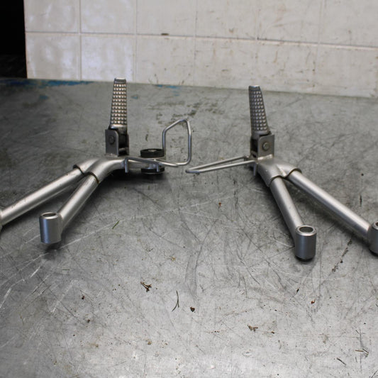 01-05 SUZUKI BANDIT 1200S GSF1200S REAR BACK PASSENGER PEG SET PAIR BB428