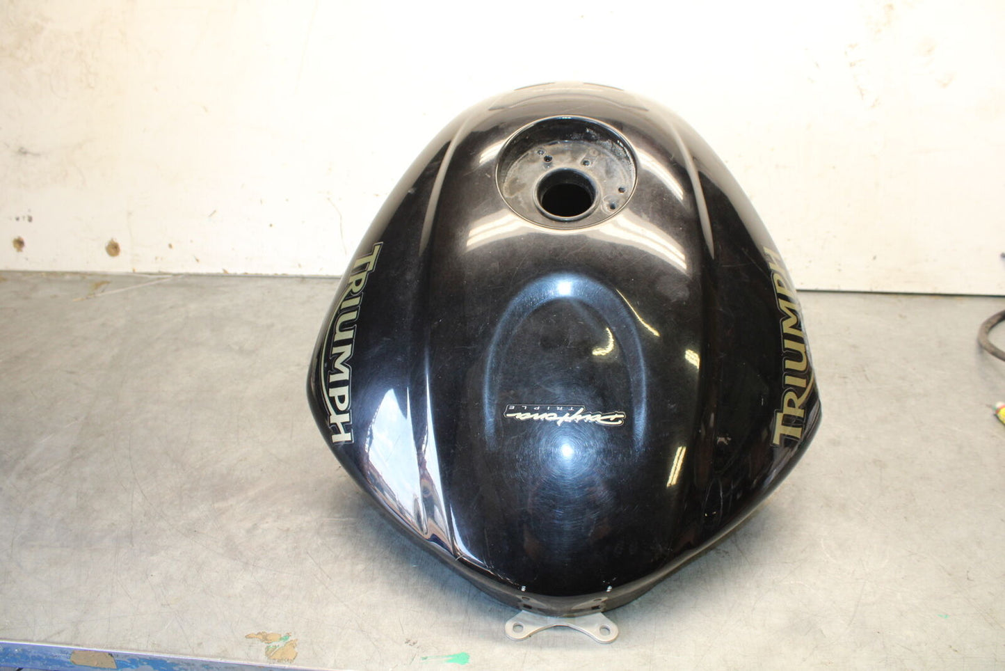 07-08 TRIUMPH DAYTONA 675 GAS TANK FUEL CELL PETROL RESERVOIR T2401091-CM BB685