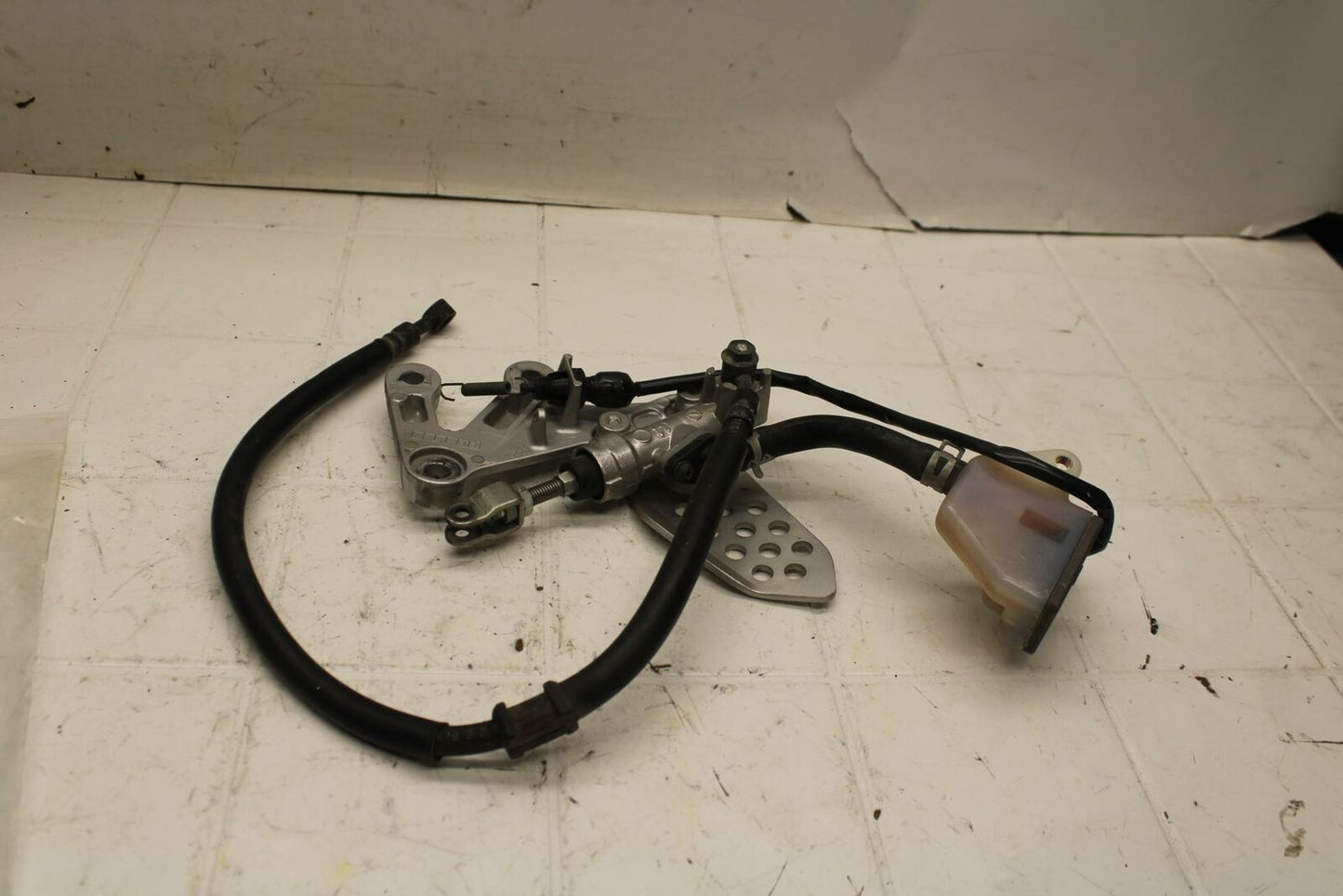 04-05 SUZUKI GSXR600 RIGHT REARSET REAR SET DRIVER FOOT PEG REST STOP BB18